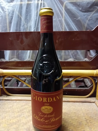 Bottiglia vino rosso nebbiolo - vino,