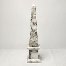 Obelisco in marmo oggetto
