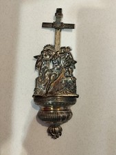 Antica acquasantiera in