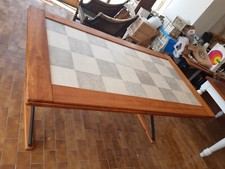 Tavolo con struttura in ferro e piano  con mattonelle in cornice di legno