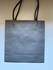 Busta usata per un regalo, marca Alexander McQueen, colore grigio chiaro. 