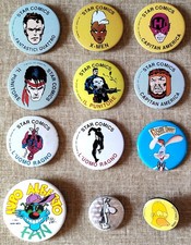 Assortimento spille supereroi comics fumetti Uomo Ragno X-Men Simpsons e altri