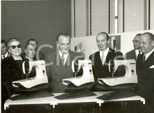 1957 PAVIA - NECCHI -Cesare MERZAGORA alla presentazione della macchina MIRELLA 