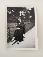 Moda francese anni 30 ritratto di donna con abito lungo e cappello