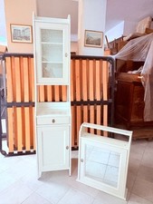 Mobile da bagno bianco con vetrinetta e specchio