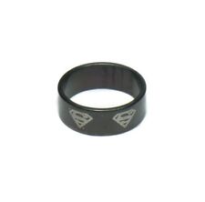 Anello Uomo Superman Acciaio Inox Nero Simbolo da Supereroe con Dc Comics