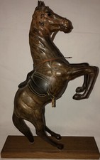CHEVAL CABRÉ EN CUIR SOCLÉ