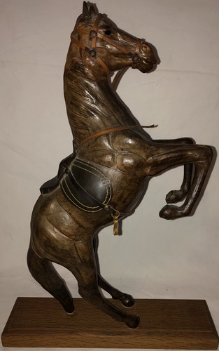 Cheval cabré cuir soclé - cheval, en
