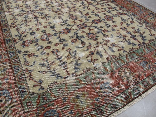 Tappeto floreale vintage fatto