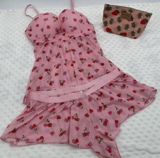 Paris Hilton rosa due pezzi