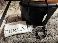 borsa nera Furla in pelle, mai usata, dimensioni medie, con tracolla e dust bag