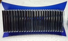 Torre Porta CD/DVD Blu in Plastica, con 25 Custodie Rigide Nere In Plastica