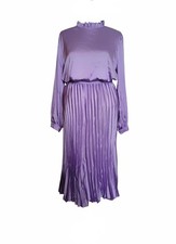 Vestito con Gonna e Collo Plissetti stile retrò color lilla e in raso sintetico 