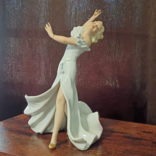 Statuina donna danzante
