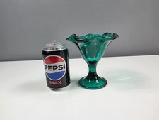 Un piatto gelato/sundae in vetro verde italiano - alto 14 cm - 13,5 cm attraverso il ri