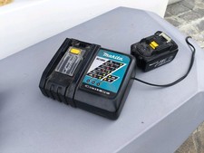 Caricatore E Una Batteria Makita