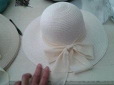 cappello avorio elegante