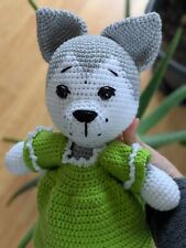 Loup dans une robe vert