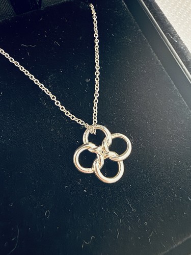 Collana con ciondolo foglia