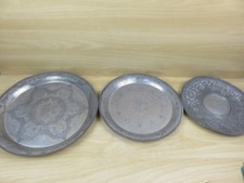 lotto di 3 ANTICO PIATTO IN PELTRO 95% cesellato a mano decorato vintage d'epoca