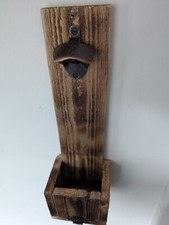 Apribottiglie in legno fatto a