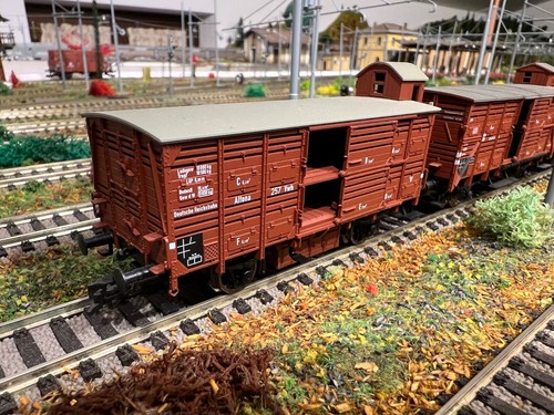 Treno merci con - , carri