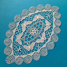 Centro ovale vintage al tombolo color beige 41x26,50 farfalle