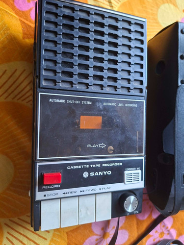 Sanyo casette tape recorder - sanyo,