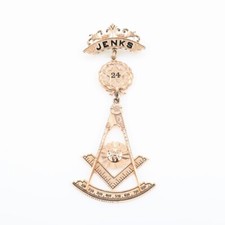 33 Pendente massonico con spilla della Jenks 24 in oro rosa a basso titolo