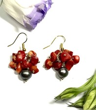 Orecchini con pietre di corallo e perle nere