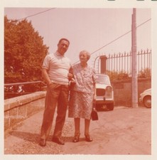 B5 - Foto Photo Fotografia Anni 70 - Uomo e donna anziana scorcio Automobili