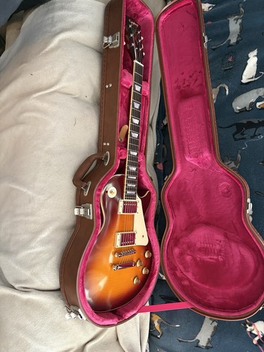 Gibson les paul guitar - paul, with