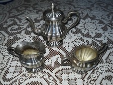 Antica caffettiera, lattiera e