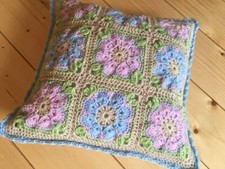 Cuscino all'uncinetto a mano