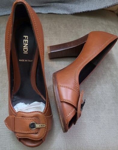 Fendi fibbia punta - b, aperta