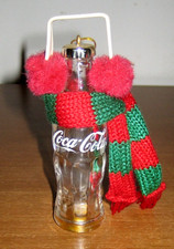 BOTTIGLIA COCA COLA in Miniatura con sciarpa e cuffie - Vintage Anni 90