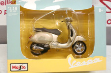 MAISTO 1/18 - VESPA GTS 300 -