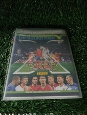 Raccoglitore Adrenalyn XL Road To  UEFA EURO 2020 con al suo interno 150 Card...