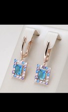 ORECCHINI PENDENTI 13X30 MM CON ZIRCONE RETTANGOLARE CELESTE