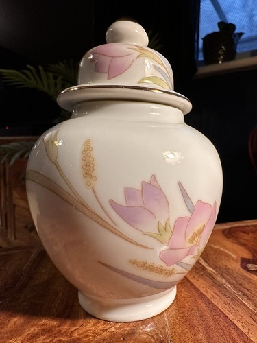 Vaso con coperchio avorio