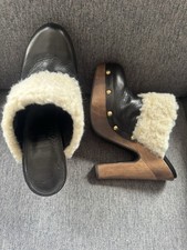 Zoccoli in pelle nera con