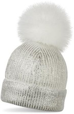 Caldo berretto con pon pon in