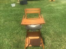 Antico seggiolone vasino in legno pieghevole in passeggino o scrivania gioco