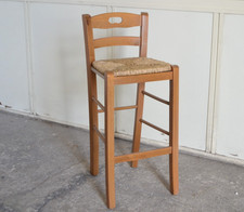 Sgabello h 67 legno massello noce chiaro con foro con seduta in paglia (offerta)