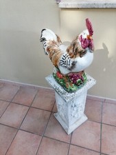 gallo in ceramica con colonna in pietra