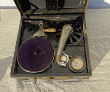 Vecchio grammofono a valigetta