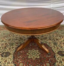 Antico tavolo tondo in noce a