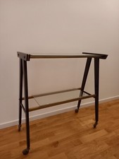 Carrello porta tv anni '60 Italia, con ruote e ripiani originali in vetro