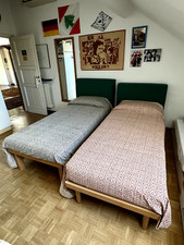 2 letti simgoli completi di materasso e testiera, rete a doghe, offerti insieme