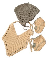 Cofano, bavaglino e stivaletti